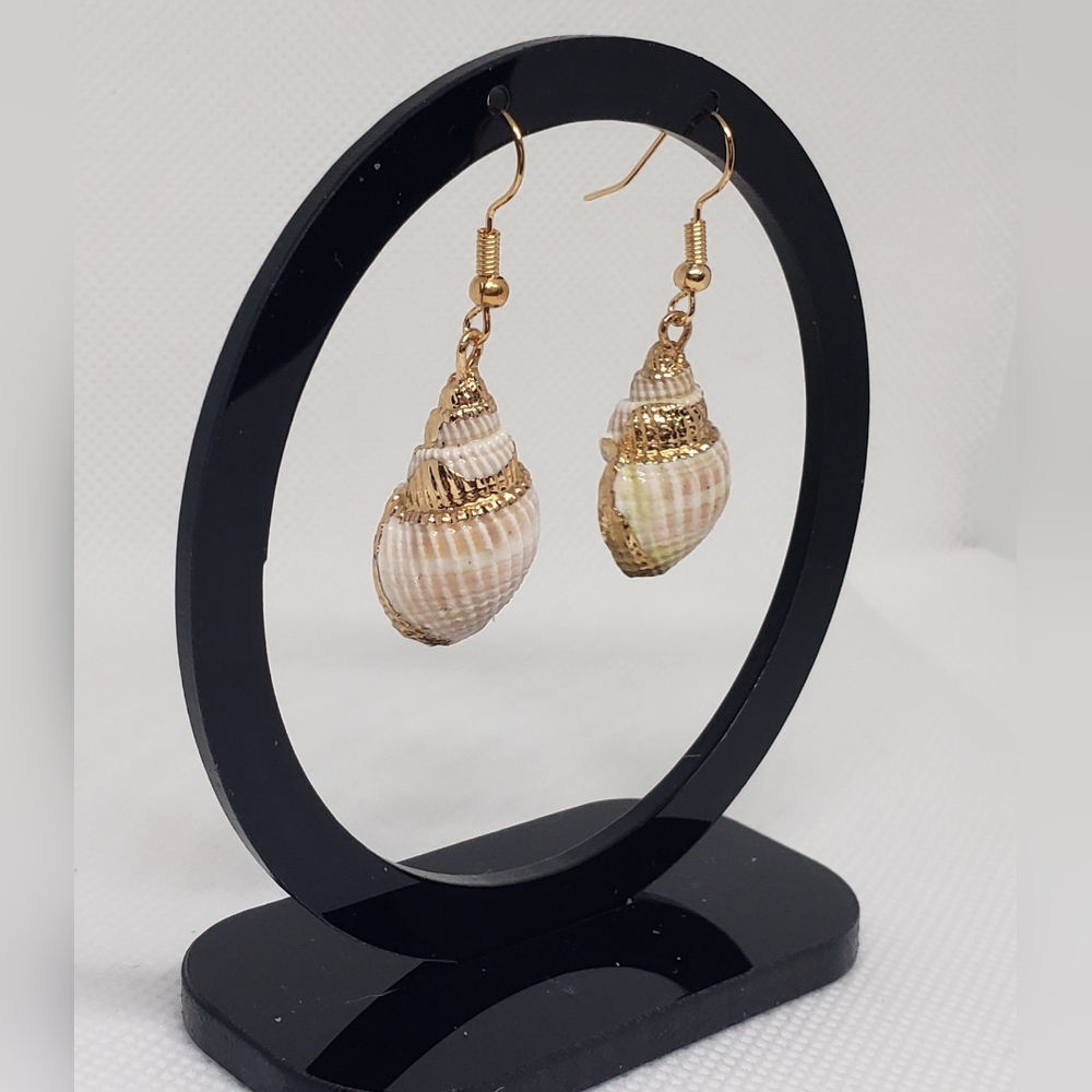 One Pair of Dangle Conch Shell Earrings